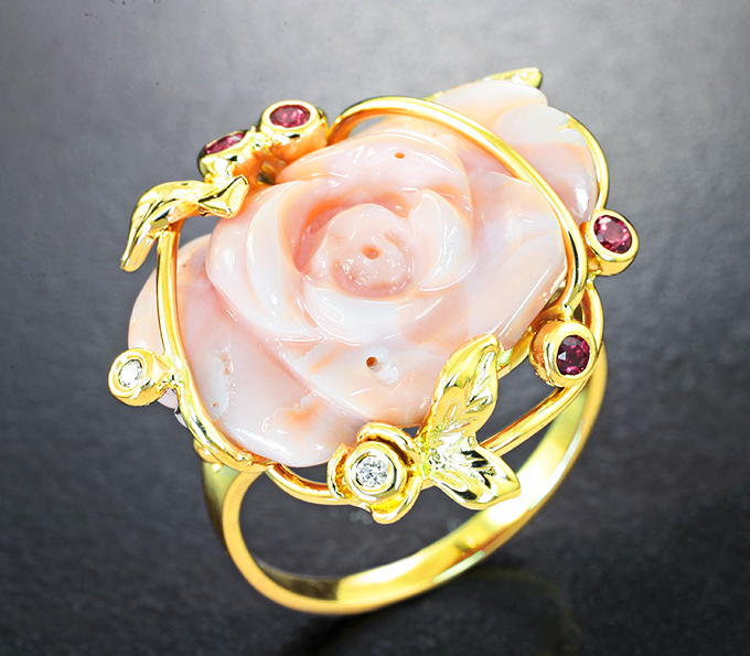 Золотое кольцо с резным solid кораллом 11,03 карата, сапфирами и бриллиантами