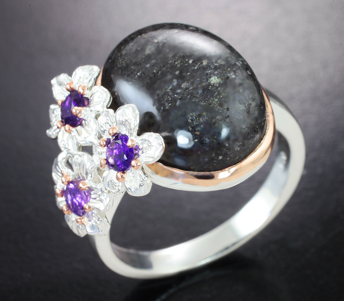 Серебряное кольцо с авантюрином 15,84 карата и аметистами