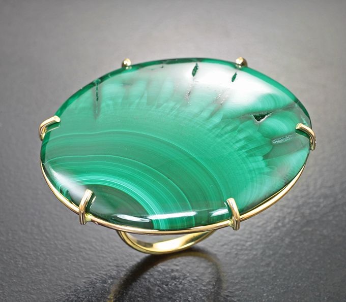 Золотое кольцо с крупным насыщенным уральским малахитом 64,36 карата