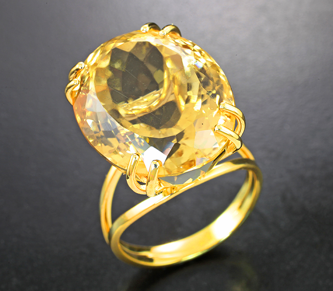 Золотое кольцо с крупным золотистым цитрином высокой чистоты 30,09 карата
