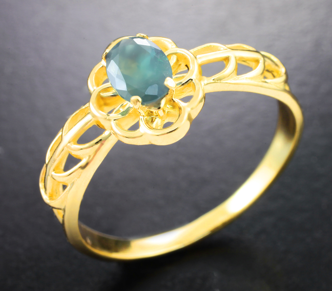 Золотое кольцо с редким насыщенным уральским александритом 0,43 карата