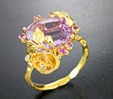 Золотое кольцо с ярким кунцитом высокой чистоты 10,03 карата, рубинами и бриллиантами