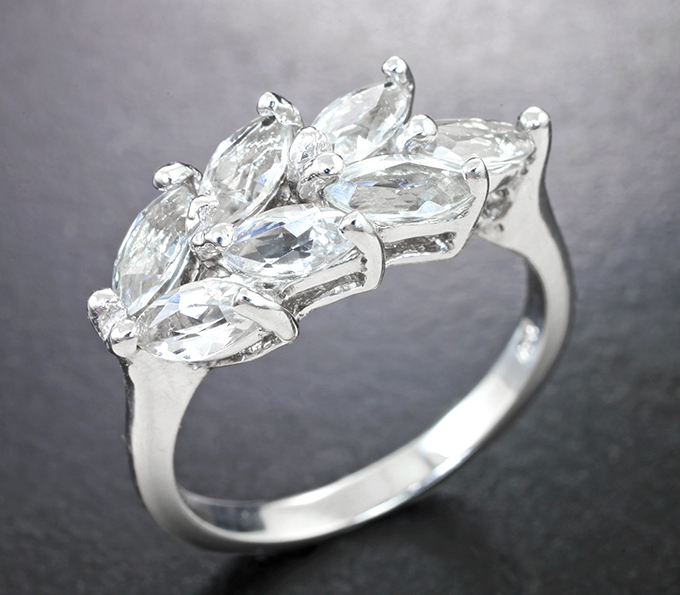 Эффектное серебряное кольцо с бесцветным топазом