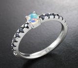 Серебряное кольцо с кристаллическим эфиопским опалом и насыщенно-синими сапфирами