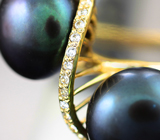 Золотое кольцо с черным жемчугом титанового люстра 13,78 карата и бесцветными цирконами