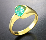Золотое кольцо с ярким «неоновым» уральским изумрудом высокой чистоты 0,67 карата