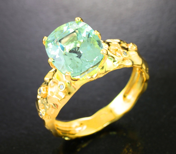 Золотое кольцо с редкого цвета «неоновым» турмалином 3,7 карата и бриллиантами