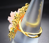 Крупное золотое кольцо с резным solid кораллом 14,5 карата, уральскими изумрудами и бриллиантами Золото