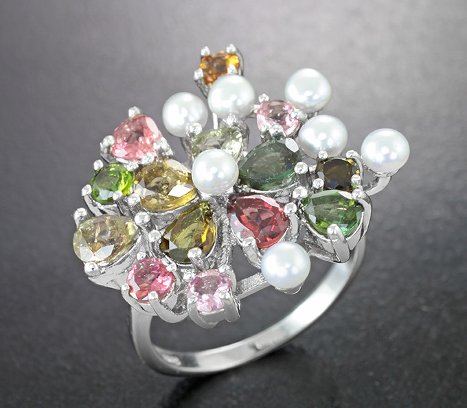 Праздничное серебряное кольцо с жемчугом и разноцветными турмалинами