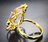 Золотое кольцо с крупным пастельно-розовым морганитом и уральскими изумрудами 13,72 карата