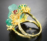 Авторское золотое кольцо «Царевна Лягушка» с резным 20,1 карата и ограненными изумрудами, красным сапфиром и бриллиантами Золото