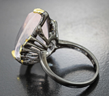 Серебряное кольцо с розовым кварцем 19,82 карата и голубыми топазами