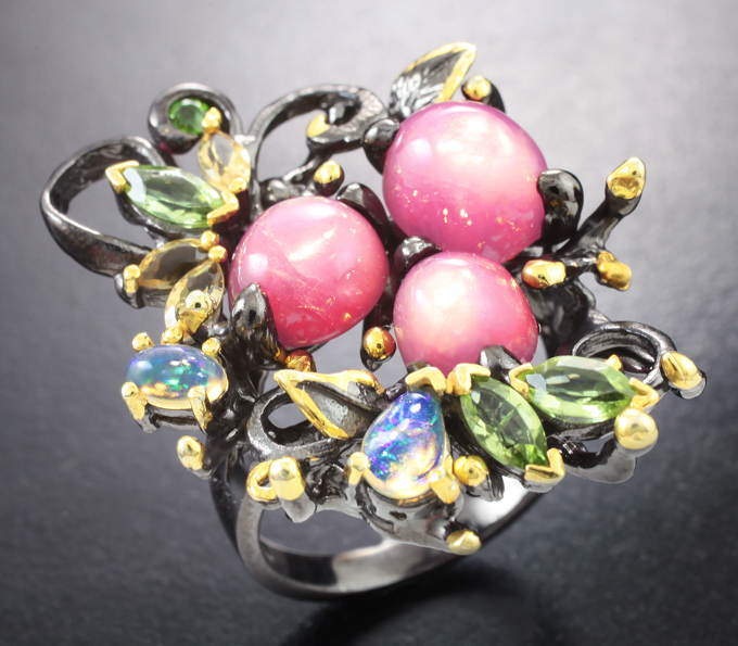 Серебряное кольцо с кабошонами розовых сапфиров, эфиопскими опалами, перидотами, цитринами и диопсидом