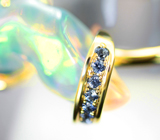 Золотое кольцо с кристаллическим эфиопским опалом 5,93 карата, васильковыми сапфирами и цаворитами Золото