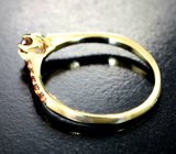 Кольцо с уральским топазолитом 0,16 карата и оранжевыми сапфирами Золото