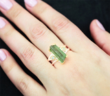 Серебряное кольцо с кристаллом зеленого турмалина и голубыми топазами Серебро 925