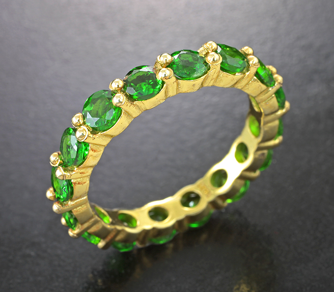 Яркое серебряное кольцо с диопсидами