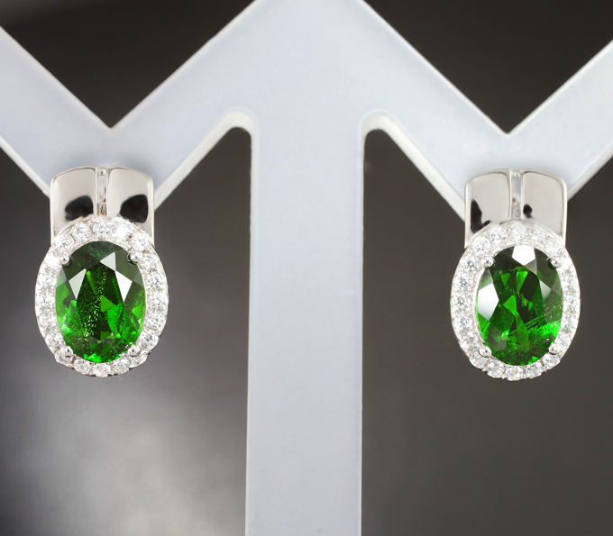 Стильные серебряные серьги с диопсидами и бесцветными топазами