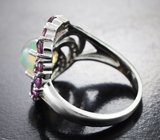 Эффектное серебряное кольцо с кристаллическим эфиопским опалом и родолитами