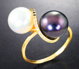 Золотое кольцо «Инь-Ян» с жемчугом 12,63 карата, синими сапфирами и цирконами Золото