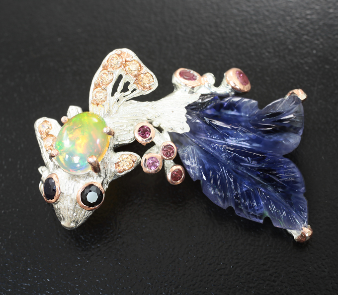 Серебряная брошь с резным танзанитом, кристаллическим эфиопским опалом и самоцветами