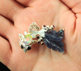 Серебряная брошь с резным танзанитом, кристаллическим эфиопским опалом и самоцветами Серебро 925