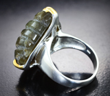 Серебряное кольцо с резным лабрадоритом 34,58 карата и изумрудами Серебро 925