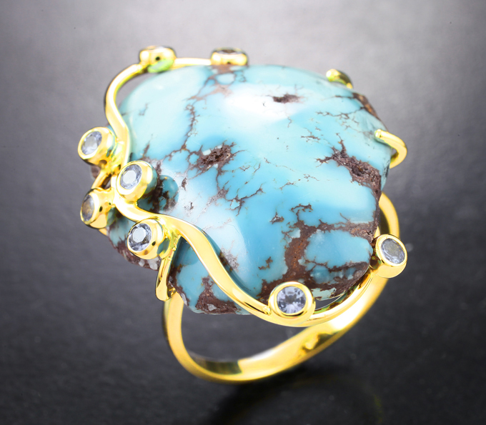 Золотое кольцо с крупной яркой полихромной монгольской бирюзой 24,38 карата и танзанитами