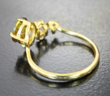 Золотое кольцо с контрастным полихромным андалузитом 0,89 карата и лейкосапфирами Золото