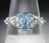 Кольцо с голубым сапфиром 2,4 карата и лейкосапфирами