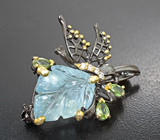 Серебряная брошь с резным аквамарином и перидотами Серебро 925