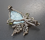 Серебряная брошь с резным аквамарином и перидотами Серебро 925