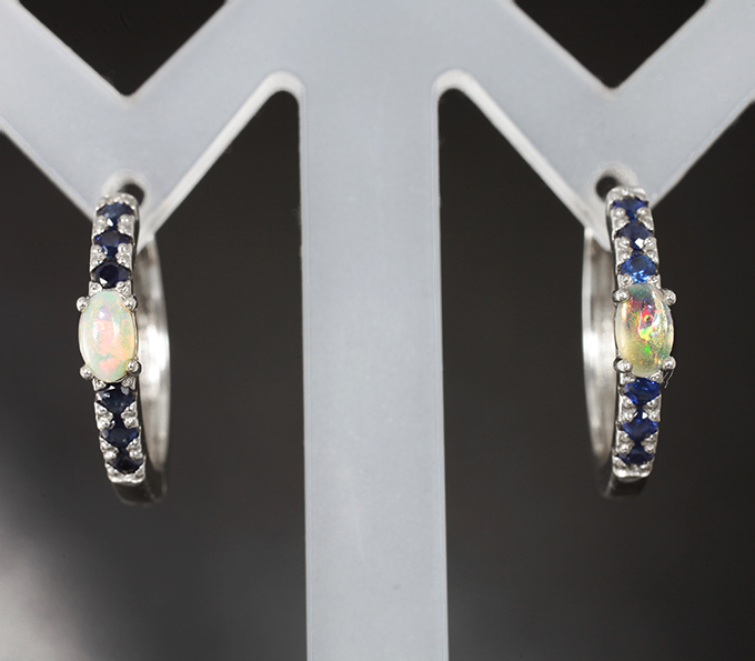 Изящные серебряные серьги с кристаллическими эфиопскими опалами и синими сапфирами