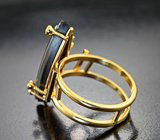 Золотое кольцо с аммолитом аммонита на долерите 6,04 карата, цаворитами и сапфирами Золото