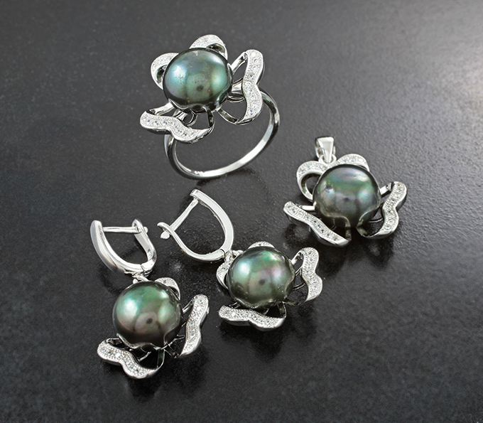 Серебряный комплект с цветным жемчугом