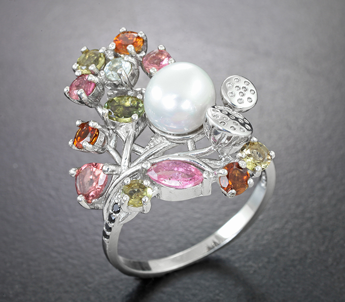 Чудесное серебряное кольцо с жемчужиной, разноцветными турмалинами и черными шпинелями
