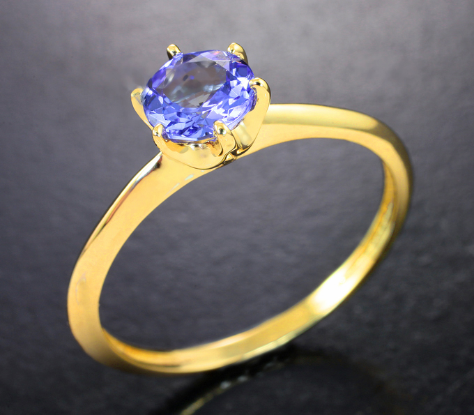 Золотое кольцо с чистейшим танзанитом бриллиантовой огранки 0,66 карата