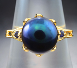 Золотое кольцо с жемчужиной титанового люстра 5,68 карата и сапфирами