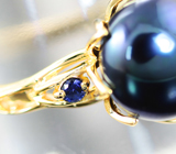 Золотое кольцо с жемчужиной титанового люстра 5,68 карата и сапфирами