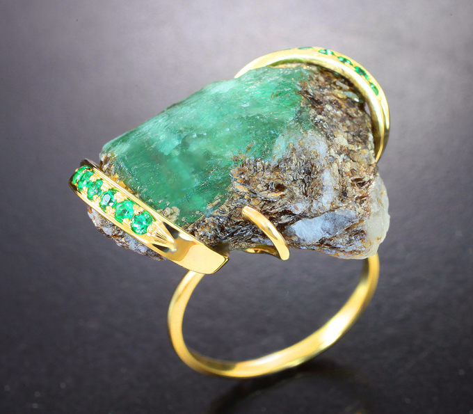 Золотое кольцо с кристаллом уральского изумруда в породе 30,02 карата и ограненными изумрудами