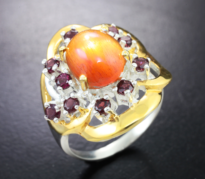 Серебряное кольцо с солнечным камнем и альмандинами гранатами