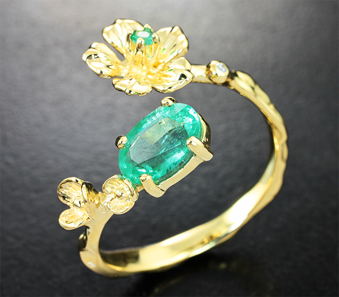 Золотое кольцо с яркими «неоновыми» уральскими изумрудами 1,03 карата и бриллиантами
