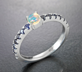 Изящное серебряное кольцо с кристаллическим эфиопским опалом и синими сапфирами