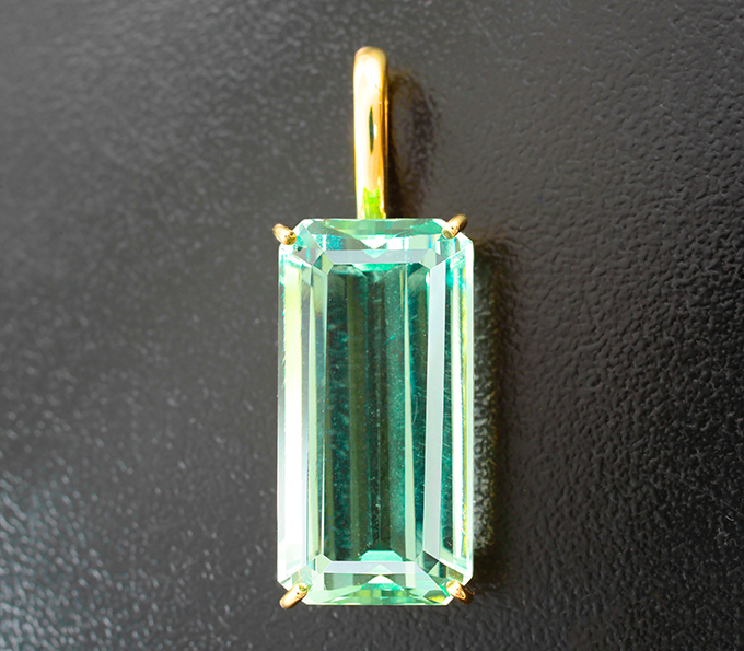 Золотой кулон с крупным зеленым аметистом 15,77 карата