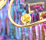 Крупный золотой кулон с многоцветным кристаллами висмута 137,55 карата и разноцветными сапфирами