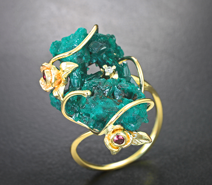 Золотое кольцо с сочно-зелеными кристаллами диоптаза 14,62 карата, красными сапфирами и бриллиантом