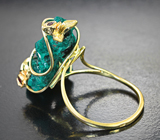 Золотое кольцо с сочно-зелеными кристаллами диоптаза 14,62 карата, красными сапфирами и бриллиантом Золото
