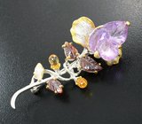 Серебряная брошь с резным аметистом, гранатами и бриолетами цитринов
