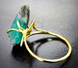 Золотое кольцо с контрастным кристаллом изумруда в породе 9,12 карата