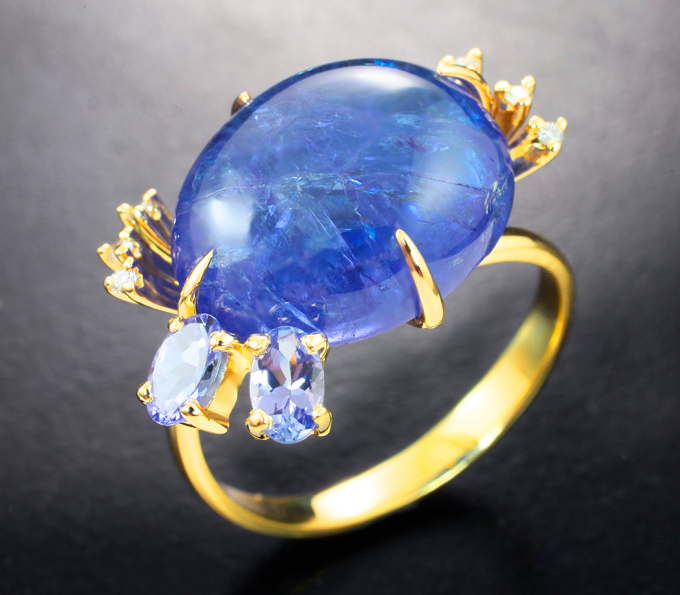 Золотое кольцо с крупным насыщенным кабошоном танзанита 15,28 карата, ограненными танзанитами и бриллиантами